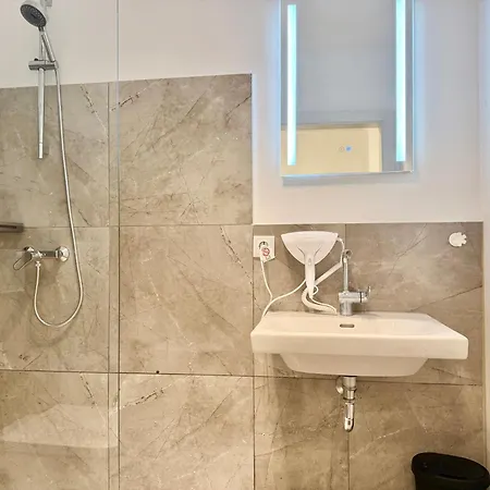 דירה Modern With Terrace Patio