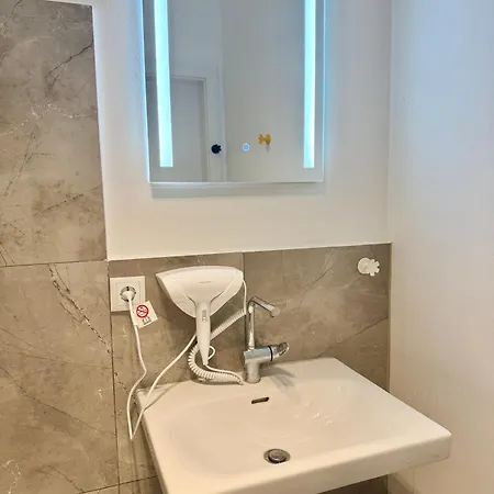Modern With Terrace Patio דירה *