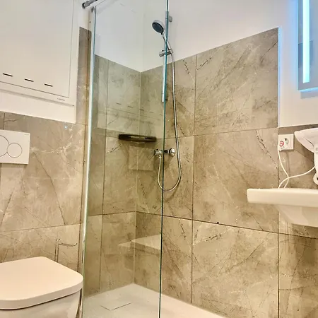 Modern With Terrace Patio דירה *
