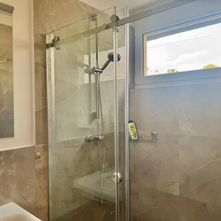 דירה Modern With Terrace Patio