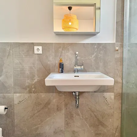 דירה Modern With Terrace Patio