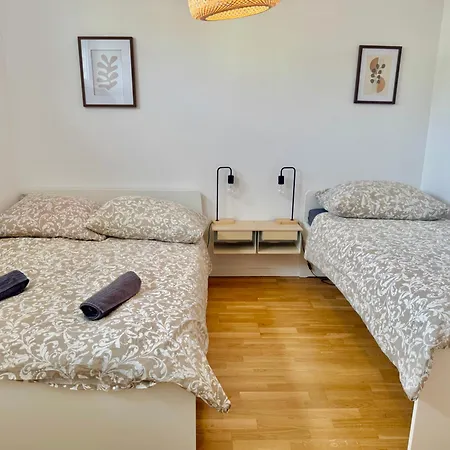 דירה Modern With Terrace Patio