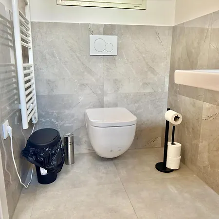 דירה Modern With Terrace Patio
