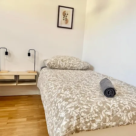 דירה Modern With Terrace Patio *